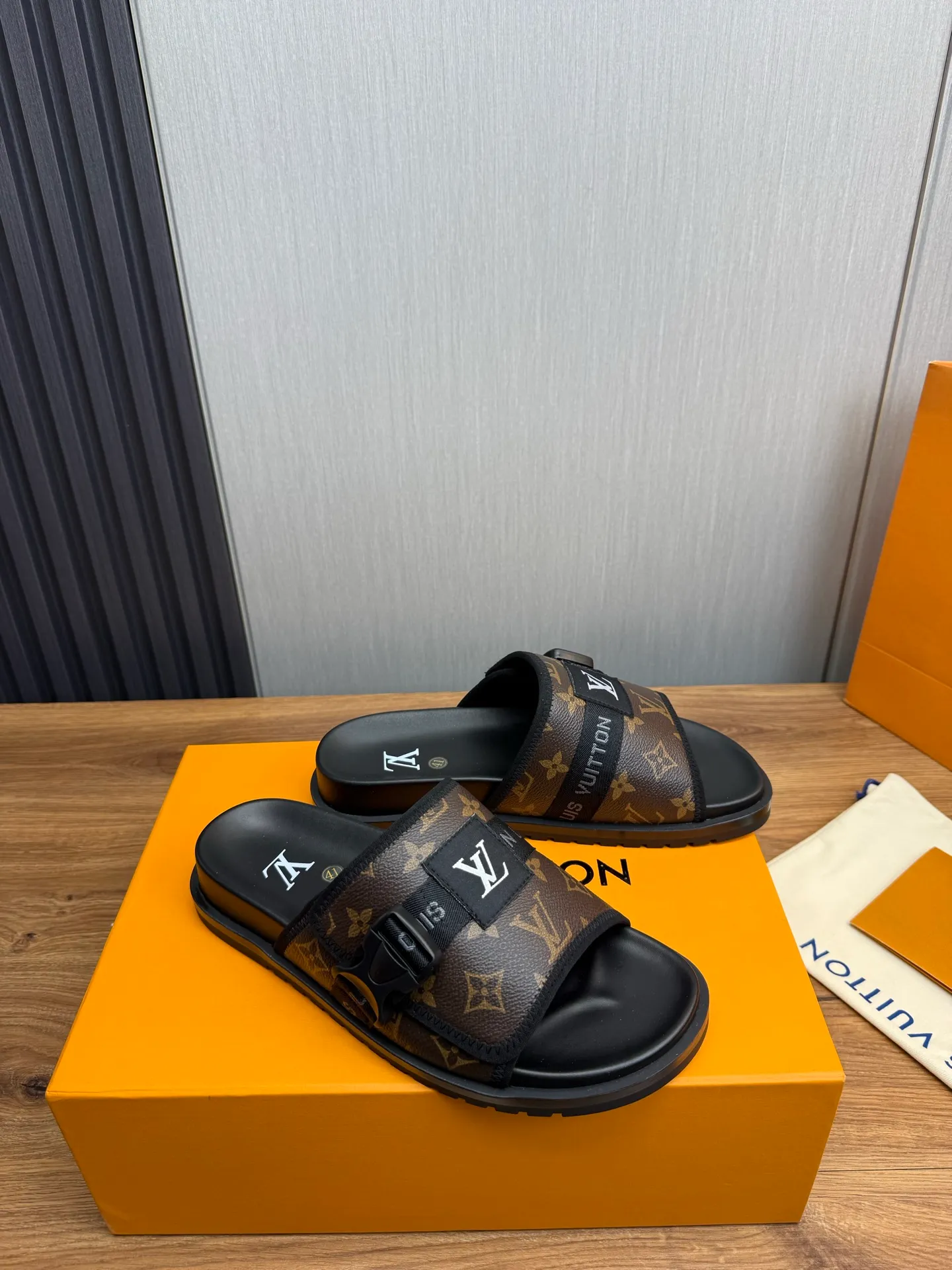 Men's shoes 💰320💰 Lv. hot selling men's slippers 🔥 🩴Official website one to one production 38-45 sizes 45 46 🉑️Customized!